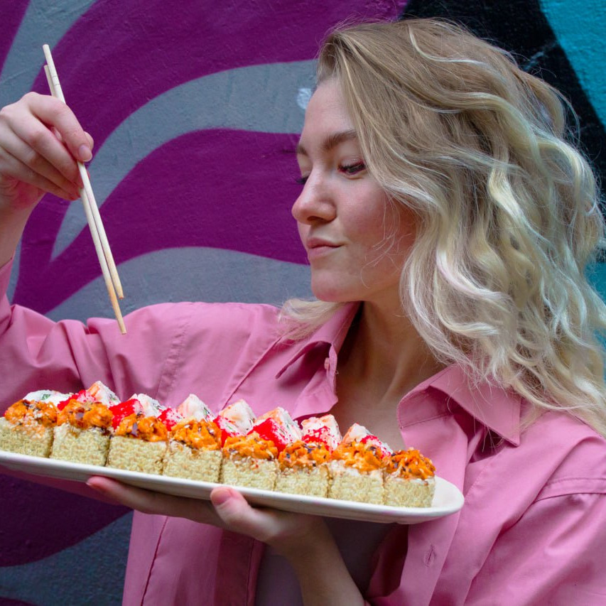 красивая девушка ест суши